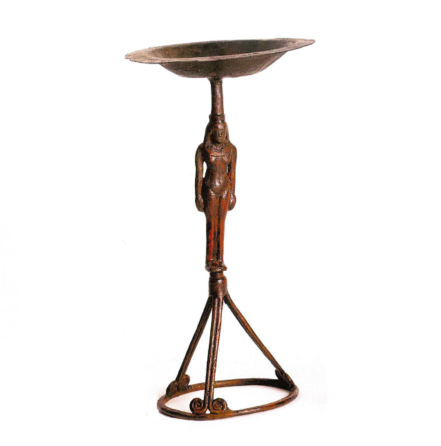 כן-ברונזה-עם-דמות-תל-נאמי