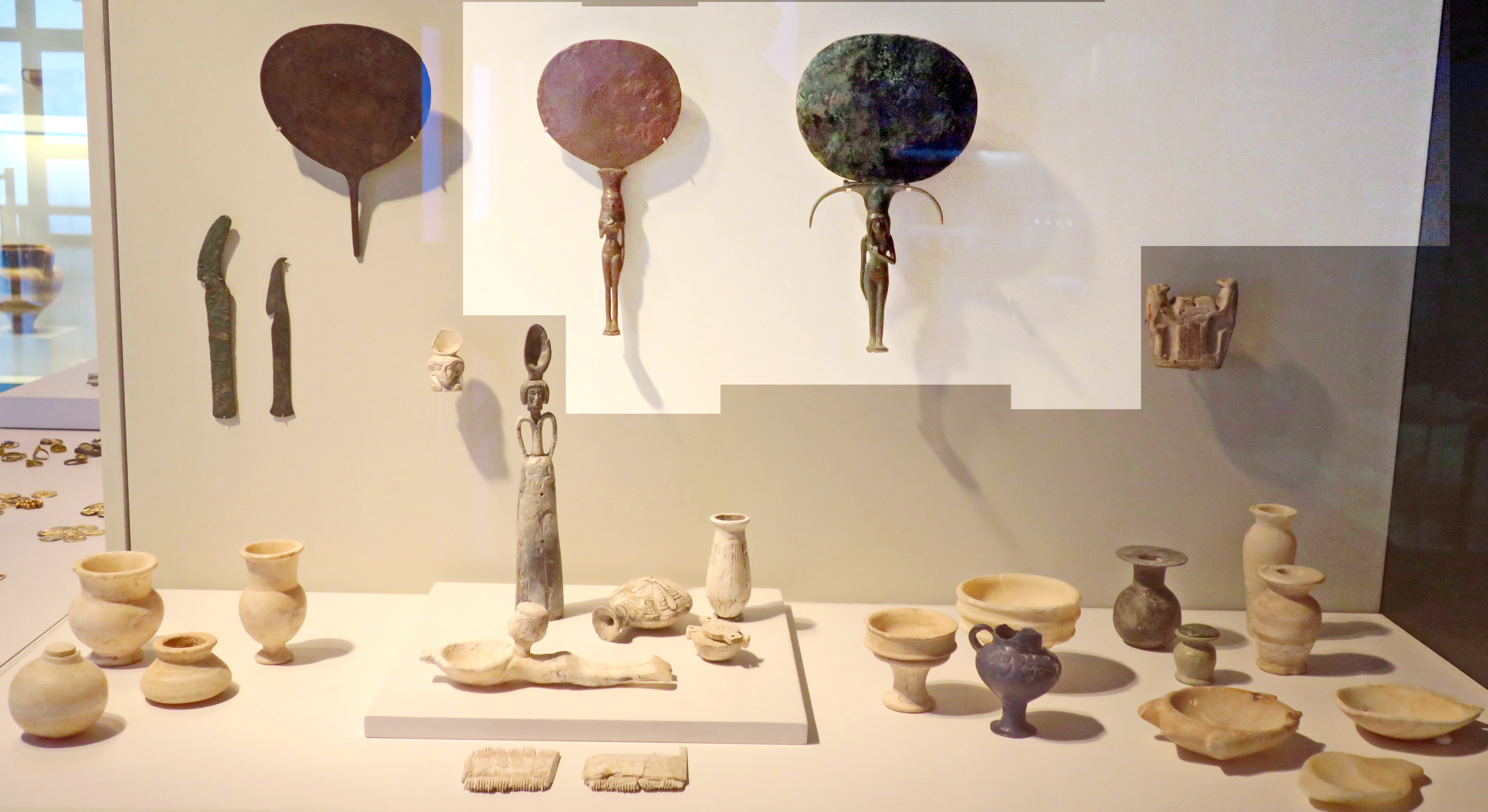 ויטרינת ברונזה מאוחרת שנהב, אלבסטר, מראות